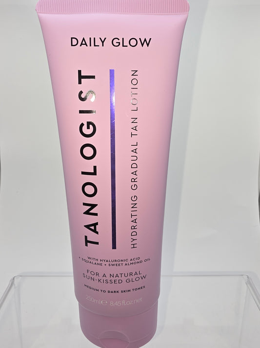 Tanologist Daily Glow Hydrating Gradual Tan Lotion – Medium to Dark (250 mL / 8.45 fl oz)